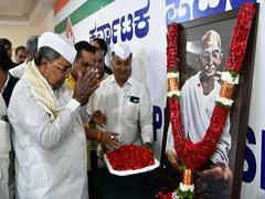 
      
      Karnataka CM Siddaramaiah pays tribute to Gandhi
      
      