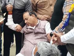 
      
      Arvind kejriwal condemns attack on AAP MLA Mohinder Goyal
      
      