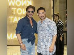 
    Shah Rukh Khan, Aamir Khan share warm hug at film screening 
    