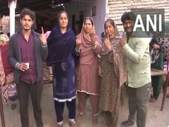 
      
      Delhi polls: Pakistani Hindu refugees vote for first time
      
      