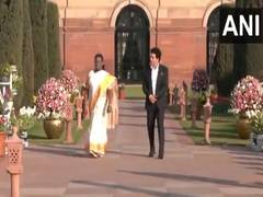 
      
      Sachin Tendulkar meets President Murmu at Rashtrapati Bhavan
      
      