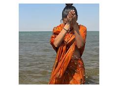 
      
      Esha Gupta takes holy dip at Triveni Sangam
      
      