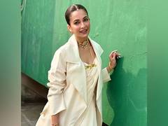 
    Kriti Kharbanda gets 'flowers' on Rose Day
    