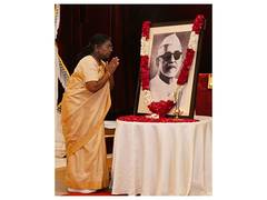 
      
      President Droupadi Murmu pays floral tributes to Zakir Husain
      
      