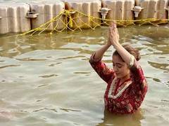 
      
      Shivangi attends Mahakumbh; takes holy dip at Triveni Sangam
      
      