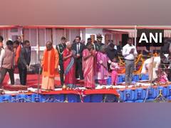 
      
      Prayagraj: President Murmu offers prayers, performs Ganga Aarti
      
      