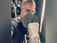 
      
      Vishal Dadlani meets with 
