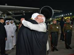 
      
      In special gesture, PM Modi receives Qatar Amir at Delhi airport
      
      