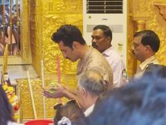 
    Vicky Kaushal offers prayers at Babulnath temple
    
