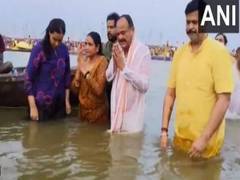 
      
      Former VP Venkaiah Naidu takes dip at Maha Kumbh
      
      