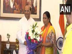 
      
      Rekha Gupta meets Delhi LG, stakes claim to form government
      
      
