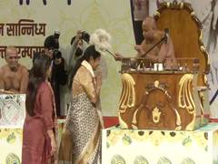 
      
      Delhi CM Rekha Gupta takes blessing from Jain Saint
      
      