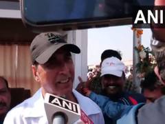 
      
      Akshay Kumar takes sacred dip at Triveni Sangam
      
      