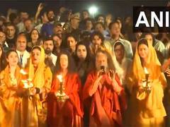 
      
      Katrina Kaif, Raveena Tandon perform aarti at Maha Kumbh
      
      