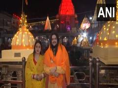 
    Singer Hansraj Raghuwanshi visits Mahakaleshwar Temple 
    