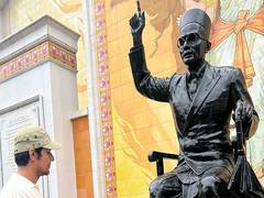 
    Randeep Hooda remembers Veer Savarkar on his death anniversary
    