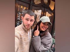 
      
      Priyanka-Nick enjoy 'first trip to theatre'
      
      