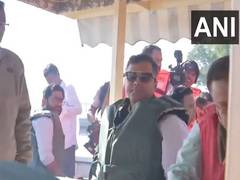
      
      Delhi Minister Parvesh Sahib Singh visits Yamuna, takes boat ride
      
      