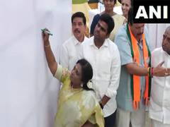 
      
      TN Police stops BJP's Tamilisai Soundarajan
      
      