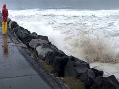 
      
      Australia’s east coast braces for Alfred, a rare cyclone threaten
      
      