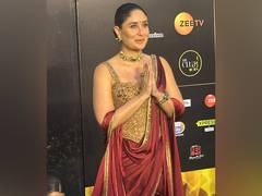 
      
      Kareena Kapoor stuns in red and gold outfit at IIFA
      
      