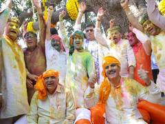 
      
      Gujarat CM Bhupendra Patel, Speaker celebrate Holi with fervour
      
      