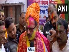 
      
      Delhi BJP celebrates Holi with party workers 
      
      