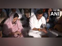 
      
      Parvesh Verma performs havan on his father's birth anniversary
      
      