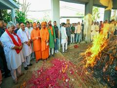 
      
      Bhajanlal participates in last rites of Bhupender Yadav's father
      
      