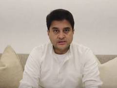
      
      Jyotiraditya Scindia talks to Kamala Raja Hospital's team 
      
      