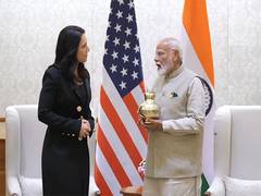 
      
      PM Modi meets Tulsi Gabbard, presents Mahakumbh's jal
      
      