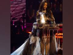 
      
      SZA wins award for R&B Artist of the Year 
      
      