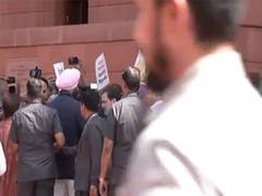 
      
      Rahul Gandhi meets Punjab Congress MPs protesting over farmers’ i
      
      