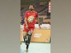 
      
      Star-studded line-up at para badminton inspires crowd
      
      