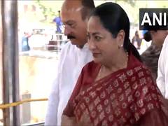 
      
      Rekha Gupta prays at Hanuman Temple before Budget
      
      