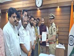 
      
      Shiv Sena leader met Pune CP
      
      