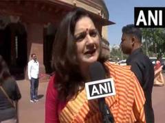 
      
      Sena UBT MP Priyanka Chaturvedi backs Thackeray's remarks on 'Sau
      
      