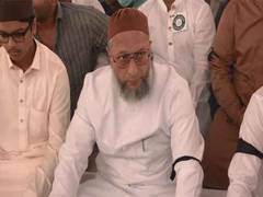 
      
      Uttar Pradesh: AIMIM chief Assaduddin wears black arm band in pro
      
      