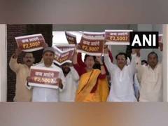 
      
      Delhi: LoP Atishi, other AAP MLAs stage protest against BJP govt
      
      