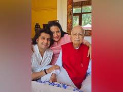 
      
      Sonu Nigam meets veteran politician LK Advani
      
      