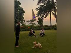
      
      Joy in its simplest form:Akshay, Twinkle spend evening in garden
      
      