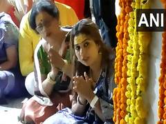 
    Shreya Ghoshal offers prayers at Mahakaleshwar temple
    