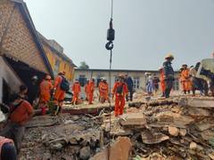 
      
      Rescue teams scramble for Myanmar quake survivors
      
      
