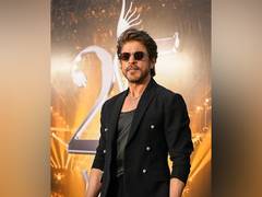 
      
      Hope your day is full of hugs: SRK spreads festive cheer on Eid
      
      