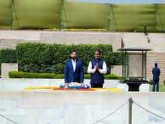 
      
      Chile President pays homage to Mahatma Gandhi at Raj Ghat
      
      
