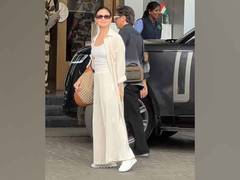 
      
      Alia Bhatt all smiles as poses for shutterbugs 
      
      