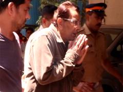 
      
      Dharmendra pays last respects to Manoj Kumar
      
      