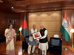 
      
      B'desh Chief Adviser gifts picture of himself with PM Modi
      
      