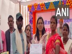 
      
      Surrendered Naxalites get benefits under PMAY in Balrampur 
      
      
