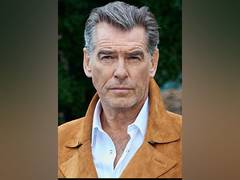 
      
      Pierce Brosnan recalls his first day on set of 'Golden Eye',...
      
      